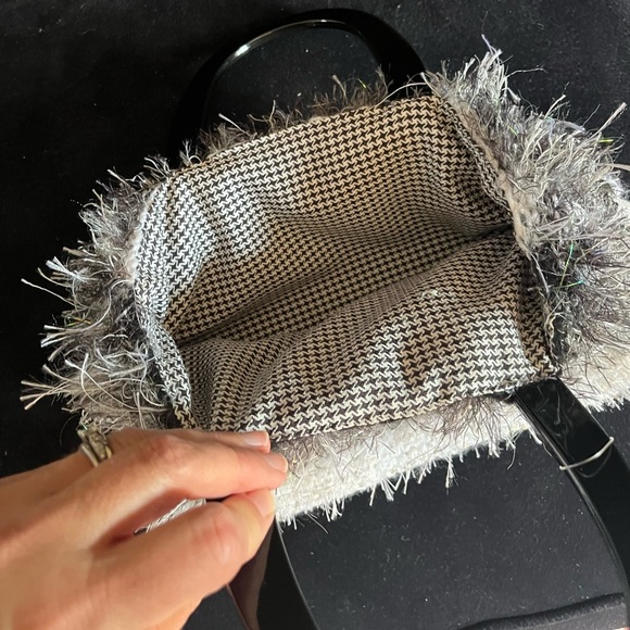 Chic Textured Women's Handbag - Black, Gold, Cream - Picture 3 of 11